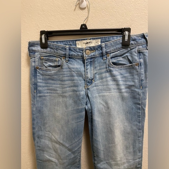 Abercrombie & Fitch Low Rise Light Wash Skinny Jean - Picture 8 of 10